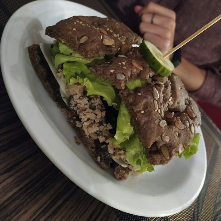 review photo of Veganda focaccia con tonno, formaggio vegetale e verdure shared by @enbobo on 19 Oct 2021 - review