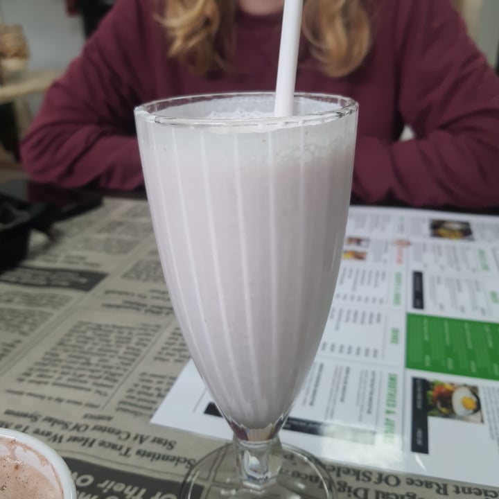 review photo of Vegan Streetfood Deli - Obs Strawberry Mylkshake shared by @caitell on 17 Sep 2022 - review