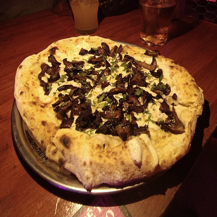 photo of Lado V Pizza De Hongos shared by @veritohosen on  02 May 2022 - review