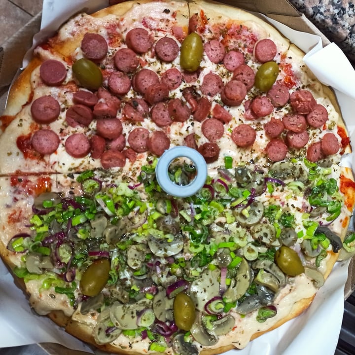 photo of Pizza Who? Empanadas and Pizzas Premium Pizza De Champiñones shared by @carolinaalquiroga on  19 Sep 2020 - review