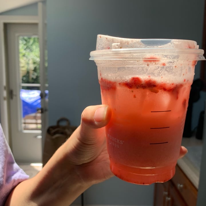 photo of Starbucks Pink Drink shared by @allhess on  03 Aug 2022 - review