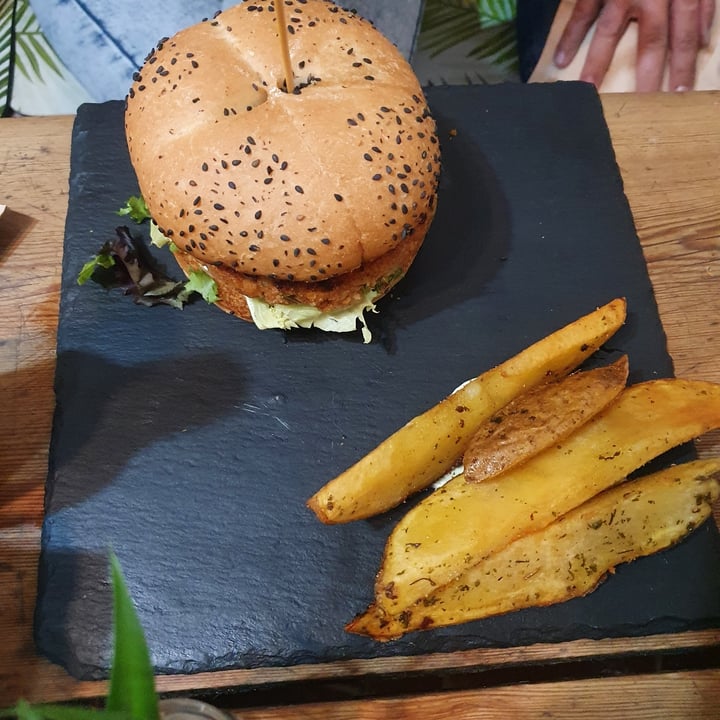 review photo of Pura Vida Vegan Bar (Santa y Pura) Hamburguesa casera con ensalada shared by @saramateos on 06 Oct 2022 - review
