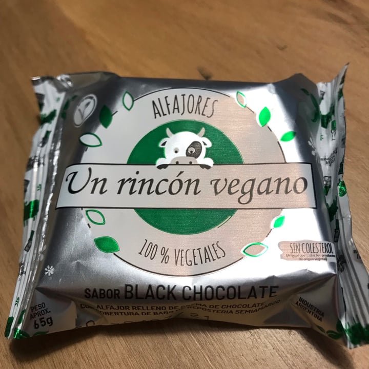 review photo of Un Rinc贸n Vegano Alfajor Black Chocolate shared by @ailinvasicek on 12 Jun 2021 - review