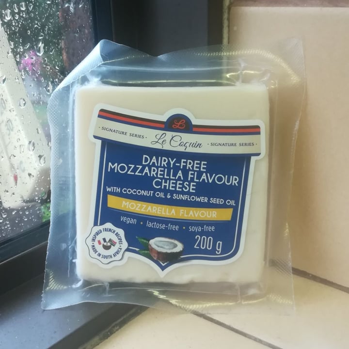 review photo of Le Coquin Dairy Free Mozzarella Flavor Cheese with Coconut Oil & Sunflower Seed Oil shared by @saveggie on 28 Jan 2020 - review