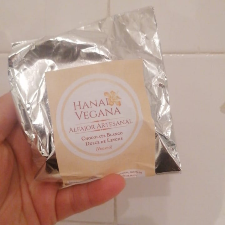photo of Hanai Vegana Alfajor De Chocolate Blanco Y Dulce De Leche shared by @roxire on  22 Nov 2021 - review