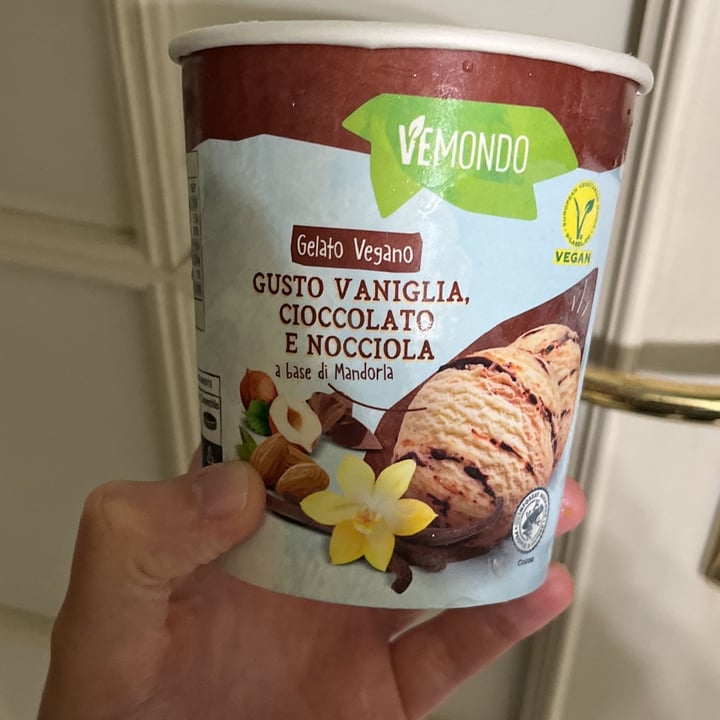 photo of Vemondo gelato vaniglia, cioccolato e nocciola shared by @amolevacche on  08 May 2022 - review
