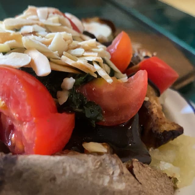 Photo du plat “Patata ripiena (melanzane, pomodorini, crema di basilico e mandorle tostate)”