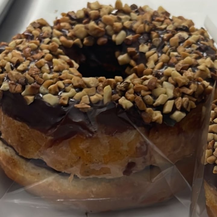 photo of Senhorita Pepis donuts chocolete preto e castanhas shared by @lucorrea on  26 Sep 2022 - review