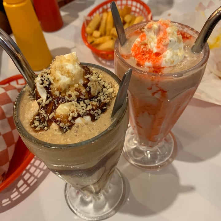 review photo of COMET 984 - 50's Diner Malteada Sabor Snickers shared by @leslygal on 16 Jan 2020 - review