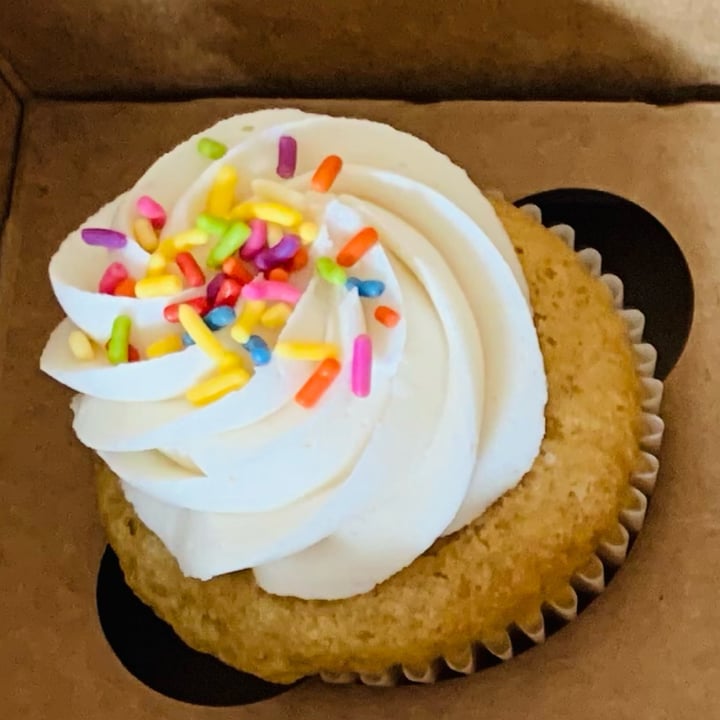 photo of Rainbow Bakery Vanilla Cupcake shared by @uplandspeaksanctuary on  30 May 2022 - review