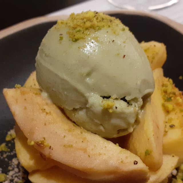 Foto del plato “Tataki de manzana asada con compota sin azúcar de higos y nueces y helado de canela”