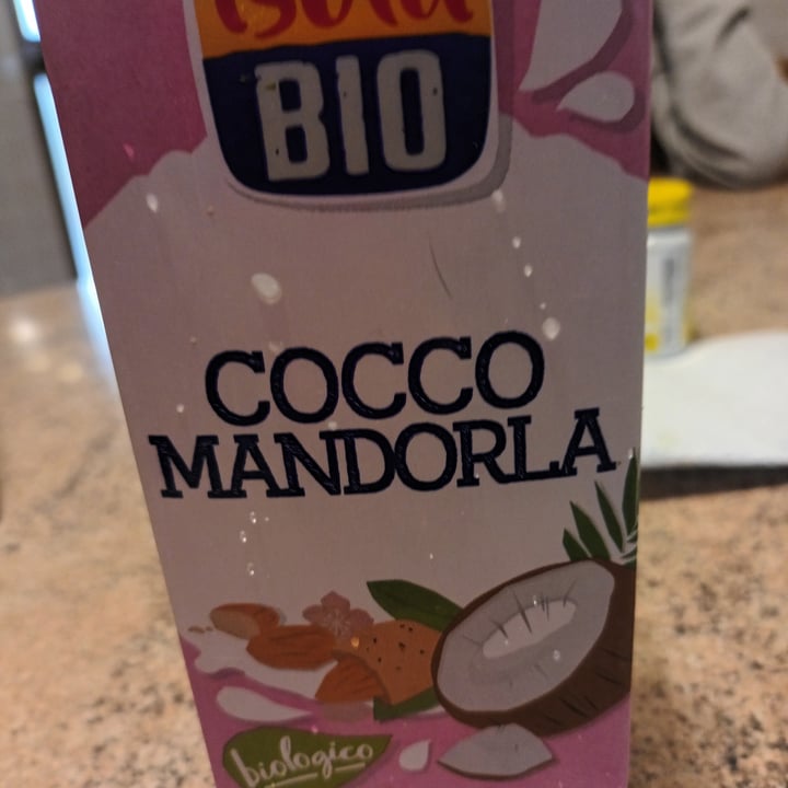 photo of Isolabio Bebida de coco y almendras shared by @elyrunveg on  18 Mar 2022 - review