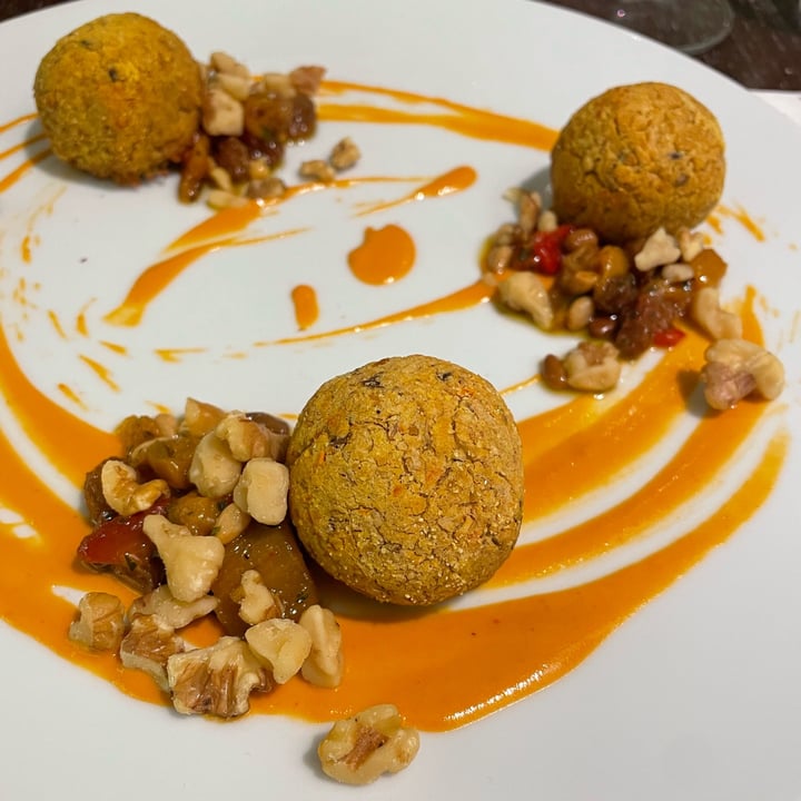 photo of Orto Osteria dalla terra Falafel di ceci con crema di peperoni dolci, noci, pinoli e uvette shared by @virginiapaladino on  18 Jul 2022 - review