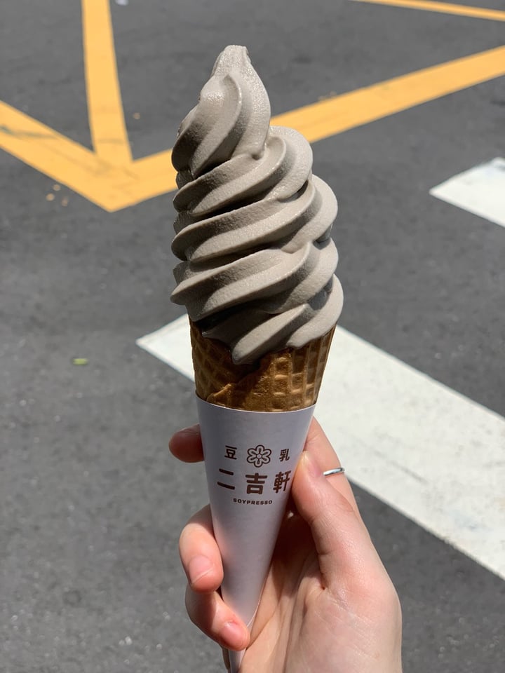 review photo of 二吉軒豆漿 Soypresso 黑芝麻豆乳霜淇淋 shared by @kimmiephanst on 31 May 2019 - review