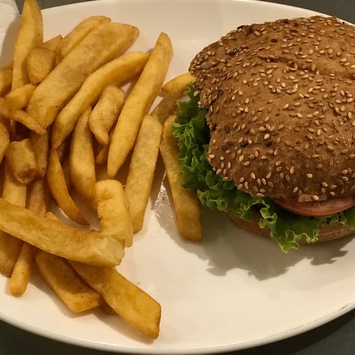 review photo of Loving Hut Green Burger shared by @julialonso on 28 Feb 2021 - review