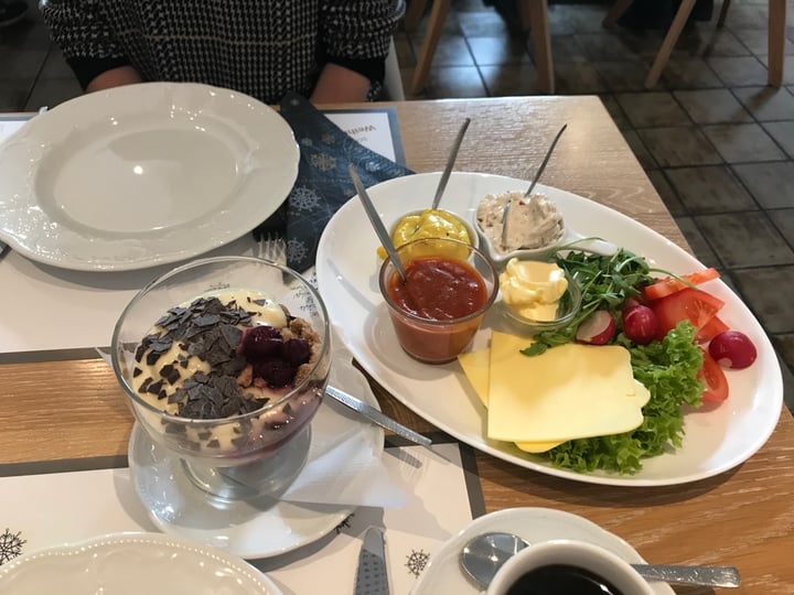 photo of Laudis Sauerlandstuben vegane Frühstücksplatte und Vanillepudding (vegan breakfast options) shared by @hannaah on  29 Dec 2019 - review