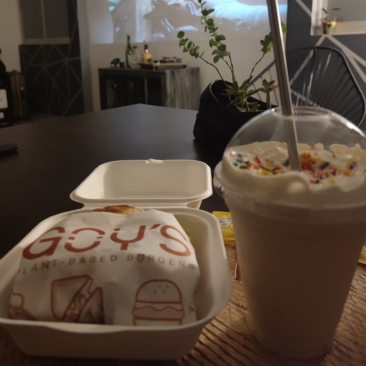 photo of Goyo’s Plant-Based Burgers Roma Hamburguesa sencilla shared by @angieuribe7 on  15 Jan 2022 - review