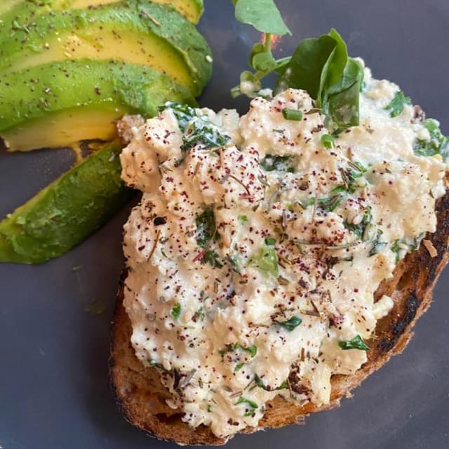 Foto del plato “Tofu Scramble with Extra Avo”