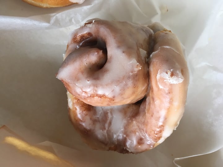 photo of Delish Vegan Doughnuts Cinnamon roll shared by @lurkelele on  22 Dec 2019 - review