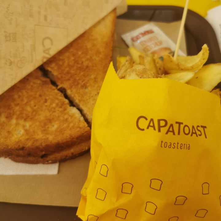 review photo of Capatoast Toast con pane integrale, hummus di ceci, pomodori, pomodori secchi, rucola e zucchine grigliate shared by @beab04 on 25 Apr 2022 - review