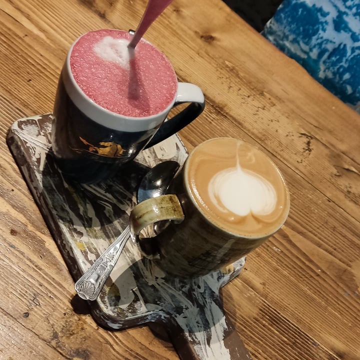 photo of La Pausa Caffe Vanilla Beetroot Latte And Hazelnut Latte shared by @vegfraio on  03 Dec 2021 - review