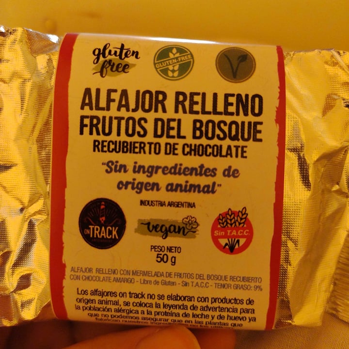 review photo of On Track Alfajor Relleno Frutos Del Bosque shared by @orianape on 03 Jul 2021 - review