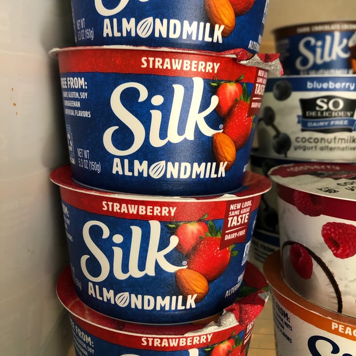 photo of Silk Strawberry Almondmilk Yogurt Alternative shared by @carrotsandcarlos on  24 Jan 2021 - review