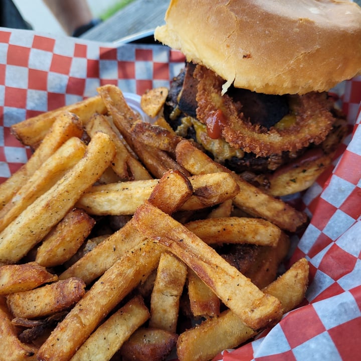 photo of People Under the Staircase Bacon Deluxe Burger shared by @jessicajane on  19 Jun 2021 - review