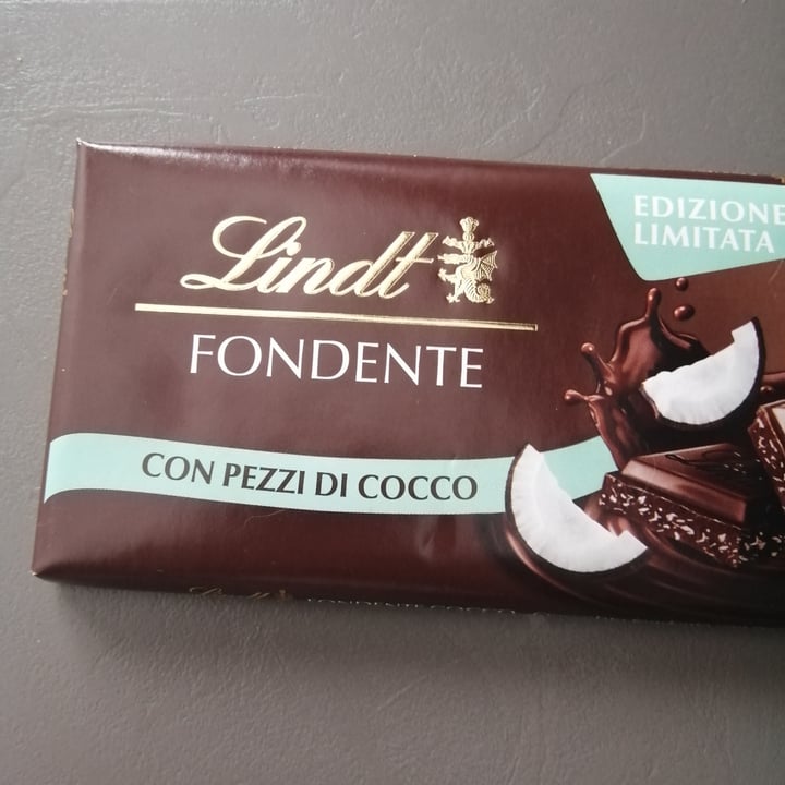 photo of Lindt Cioccolata Fondente con Pezzi di Cocco shared by @elis182 on  18 Aug 2022 - review