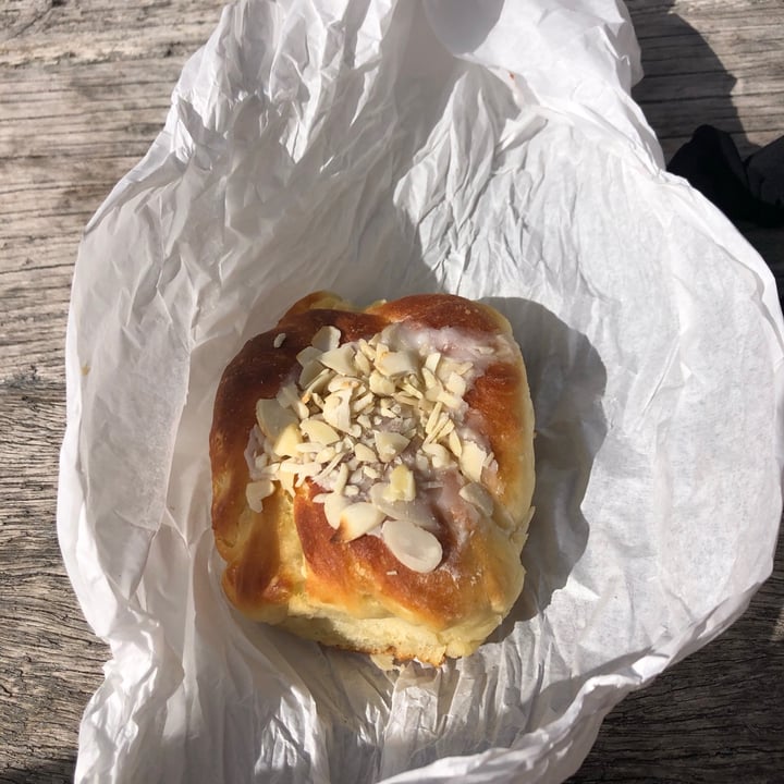 photo of Ohana Cafe Almond Croissant shared by @hannahaltmann on  19 Aug 2020 - review