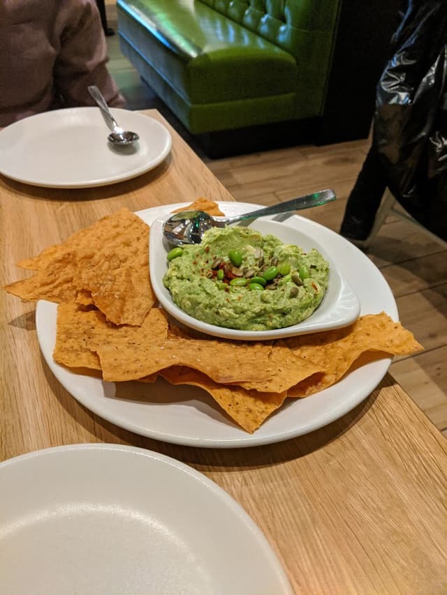 Photo du plat “Edamame Guacamole With Homemade Pita Chips”