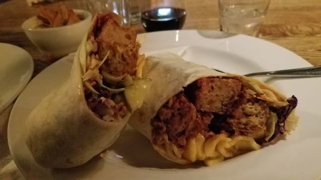 菜肴“Bbq Mac Seitan Wrap”的照片