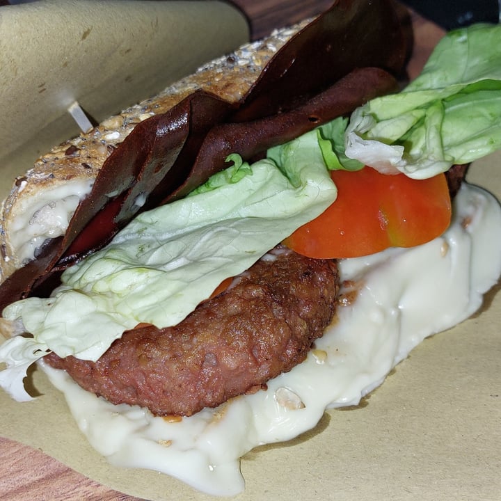 review photo of Frankie's Bar Pizzeria Sorrento Panino Beyond Meat Burger, Formaggio vegano, Lattuga, Pomodoro shared by @fujixo on 12 Mar 2022 - review