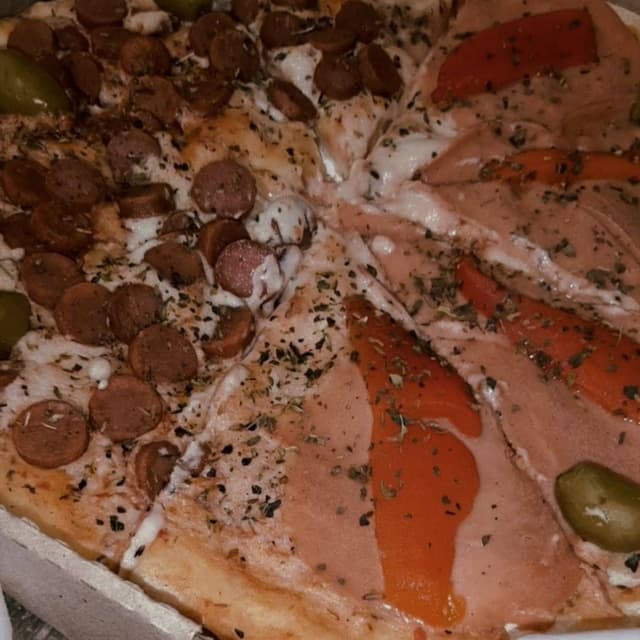 Photo of the dish “Pizza de jamón y morrones, y salchichas”