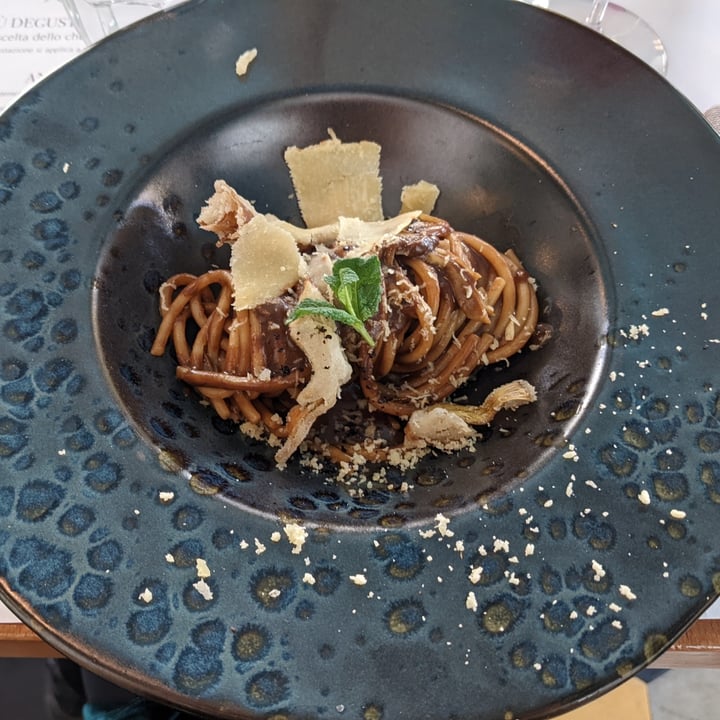 review photo of Romeow Cat Bistrot Spaghettone di Gragnano con aglio nero e carciofi croccanti shared by @sherpug on 03 Apr 2022 - review