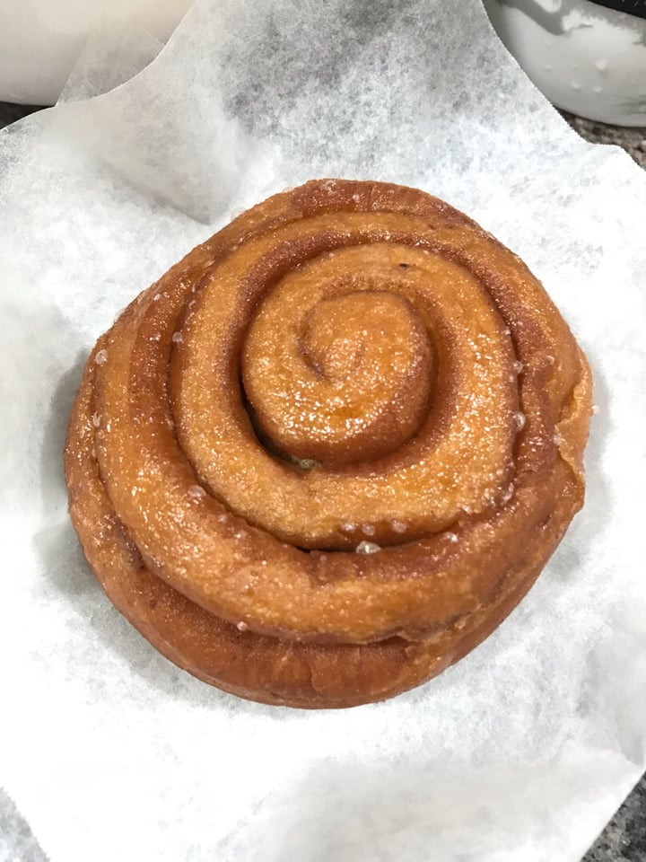 photo of Dunkin' Donuts Cinnamon roll shared by @peasfulpea on  30 Nov 2018 - review
