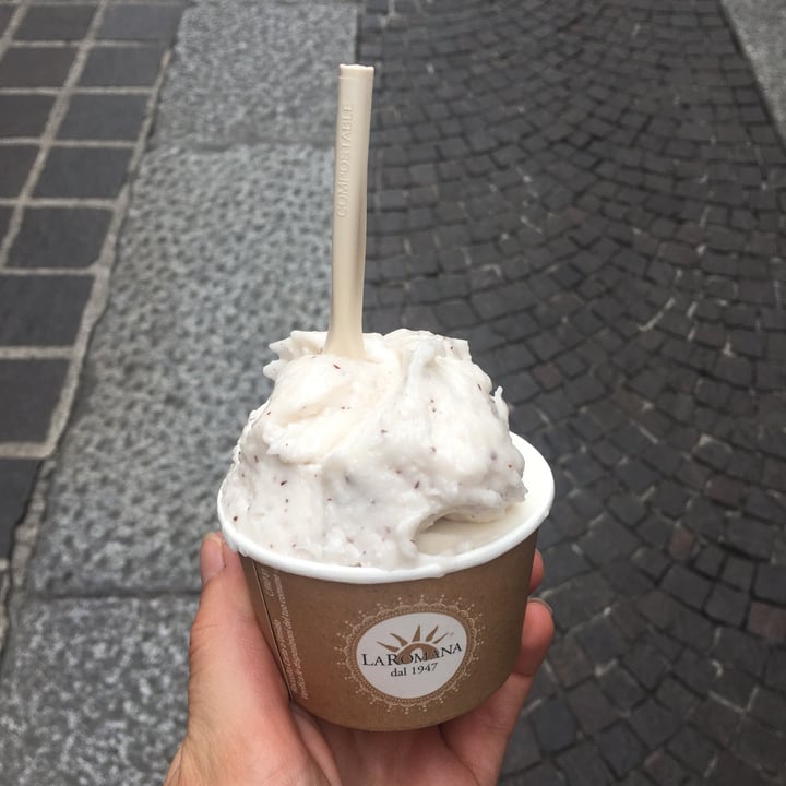 photo of Gelateria La Romana coppetta al cocco e limone shared by @giorgia97 on  30 Jun 2022 - review