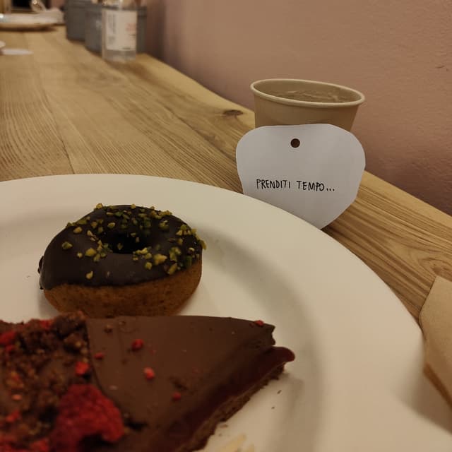 Foto do prato “Crostata Fatto Cacao Cremoso Al Cioccolato Confettura Lamponi”