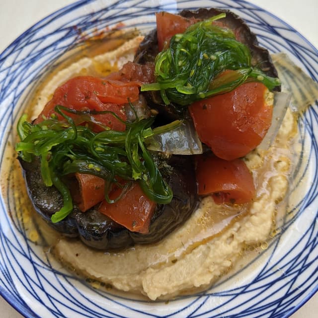 Photo of the dish “Berenjena asada con hummus y alga wakame”