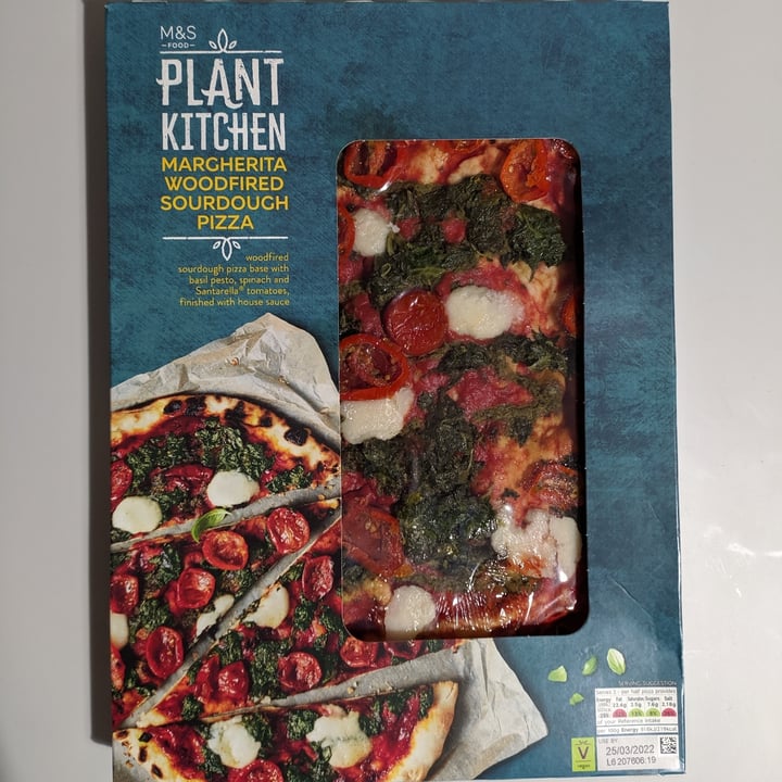 photo of Marks & Spencer Food (M&S) Plant Kitchen Margherita Woodfired Sourdough Pizza shared by @luanitafnt on  26 Mar 2022 - review