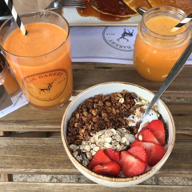 菜肴“Yogurt con granola e fragole”的照片