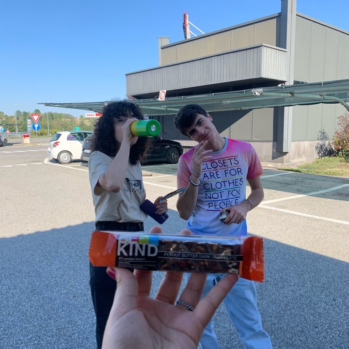 review photo of KIND Peanut butter dark chocolate shared by @emmalovesgatti on 12 Sep 2022 - review