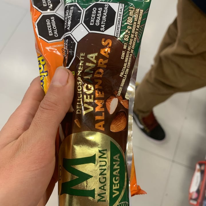 photo of Holanda Magnum vegana Almendras shared by @yoatzin on  05 May 2022 - review