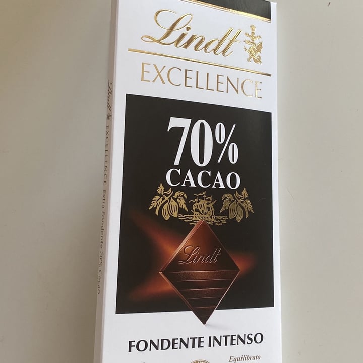 photo of Lindt 70% Cacao Fondente Intenso shared by @giulia1820 on  08 Apr 2022 - review