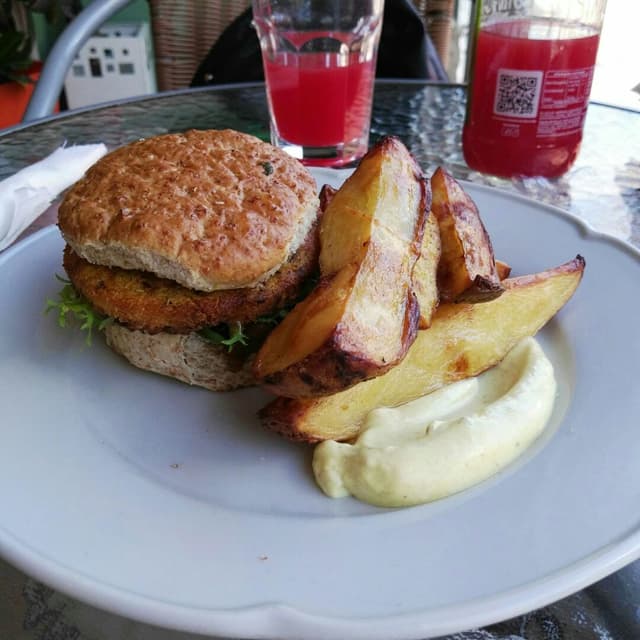 Photo of the dish “Hamburguesa de Quinoa Ahumada”