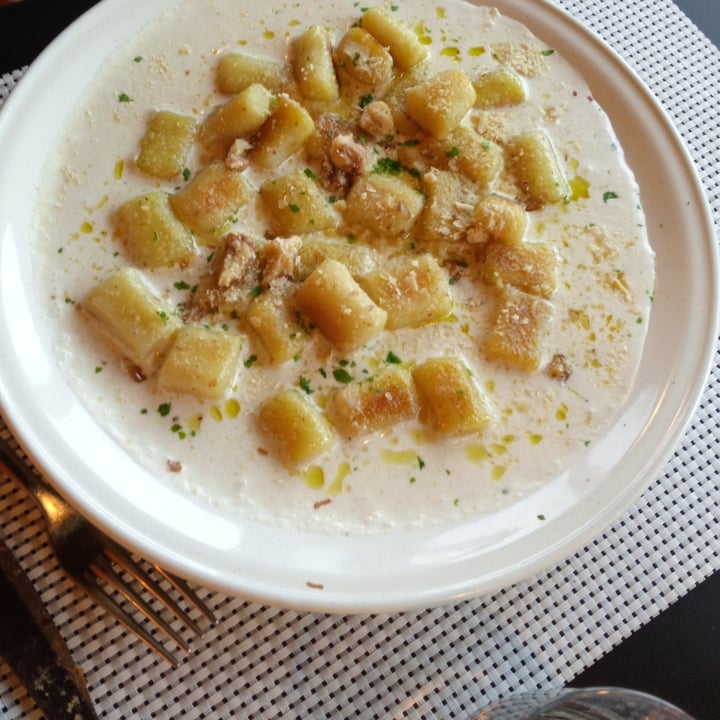 photo of Paradiso pizzeria Gelateria Gnocchi with vegan cheese and walnuts shared by @squirrelmops on  27 Jun 2022 - review
