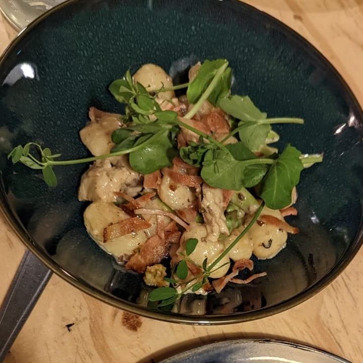 review photo of De Nieuwe Kantine Gnocchi | truffle cream sauce | asparagus | sage | prosciutto crumble shared by @jennethics on 02 Oct 2022 - review