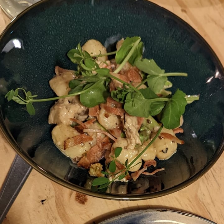 photo of De Nieuwe Kantine Gnocchi | truffle cream sauce | asparagus | sage | prosciutto crumble shared by @jennethics on  02 Oct 2022 - review