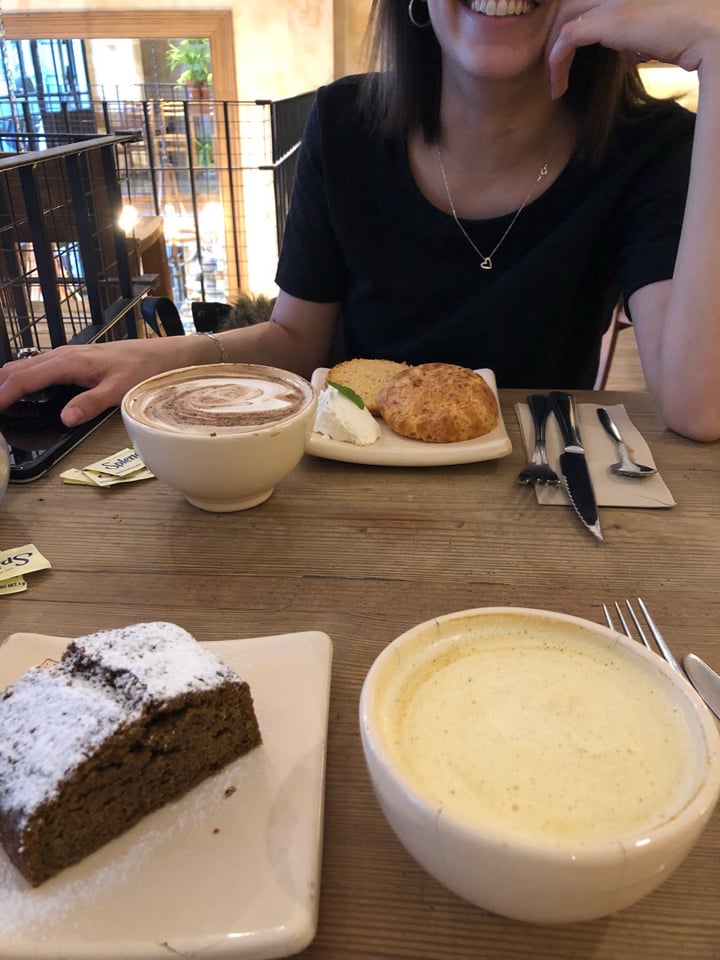 review photo of Le Pain Quotidien Budín de Zanahoria y Latte con leche de soja y cúrcuma shared by @vi on 17 Jul 2019 - review