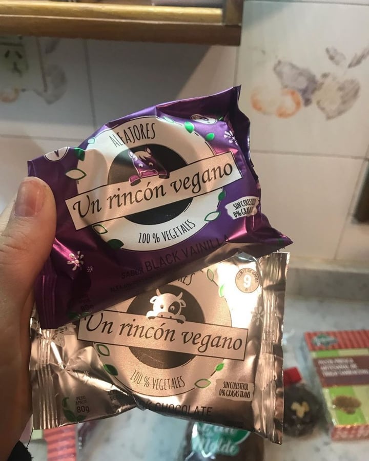 photo of Un Rincón Vegano Alfajor Black Vainilla shared by @vickivegan92 on  02 Sep 2019 - review